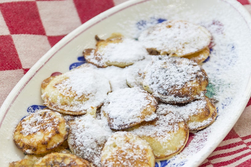 Schaal met zelfgebakken poffertjes